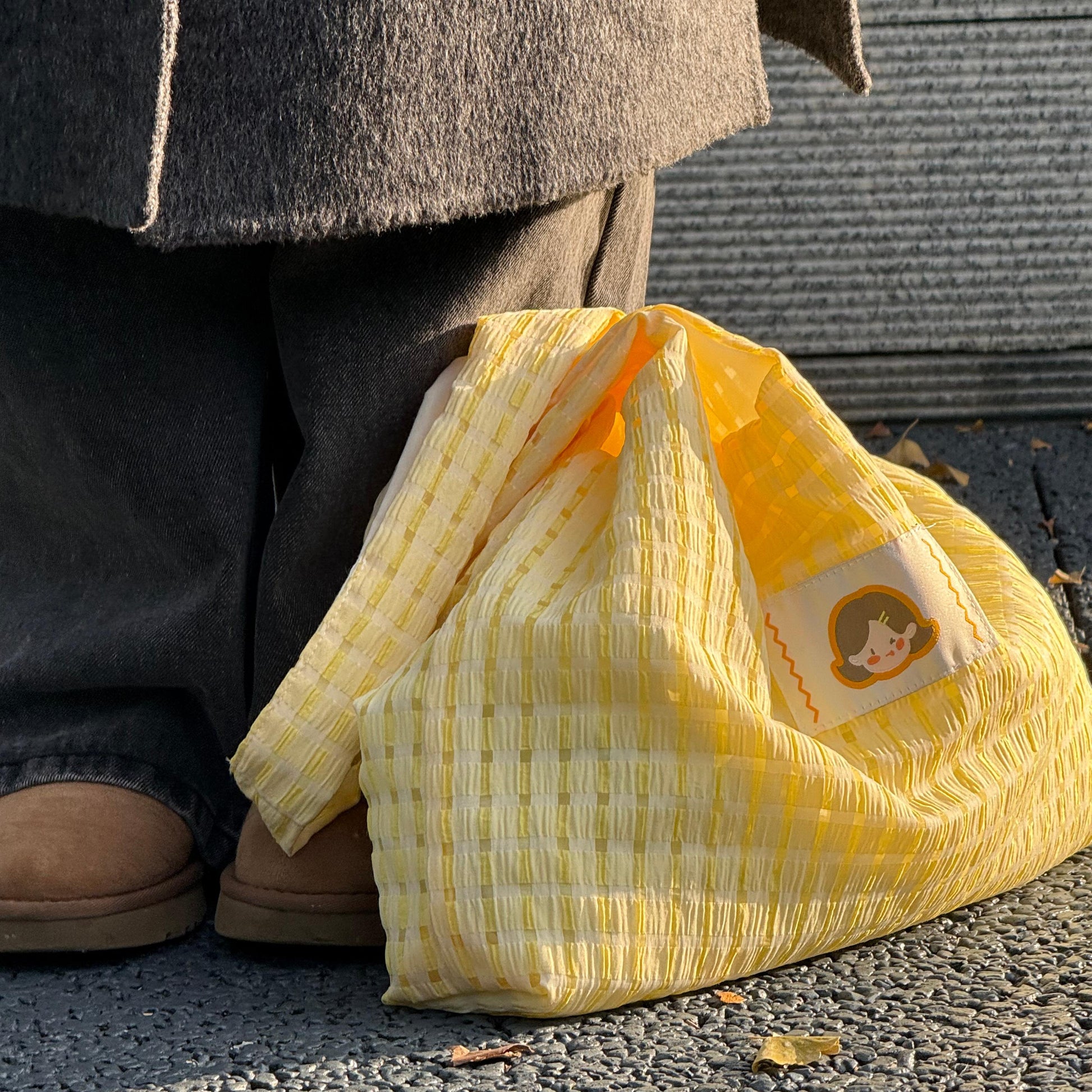 Soft pastel yellow symbolizes warmth, optimism, and creativity—traits that embody a kind, peaceful, and imaginative personality. That’s why we chose this radiant hue for the Little Hue designer canvas bag.