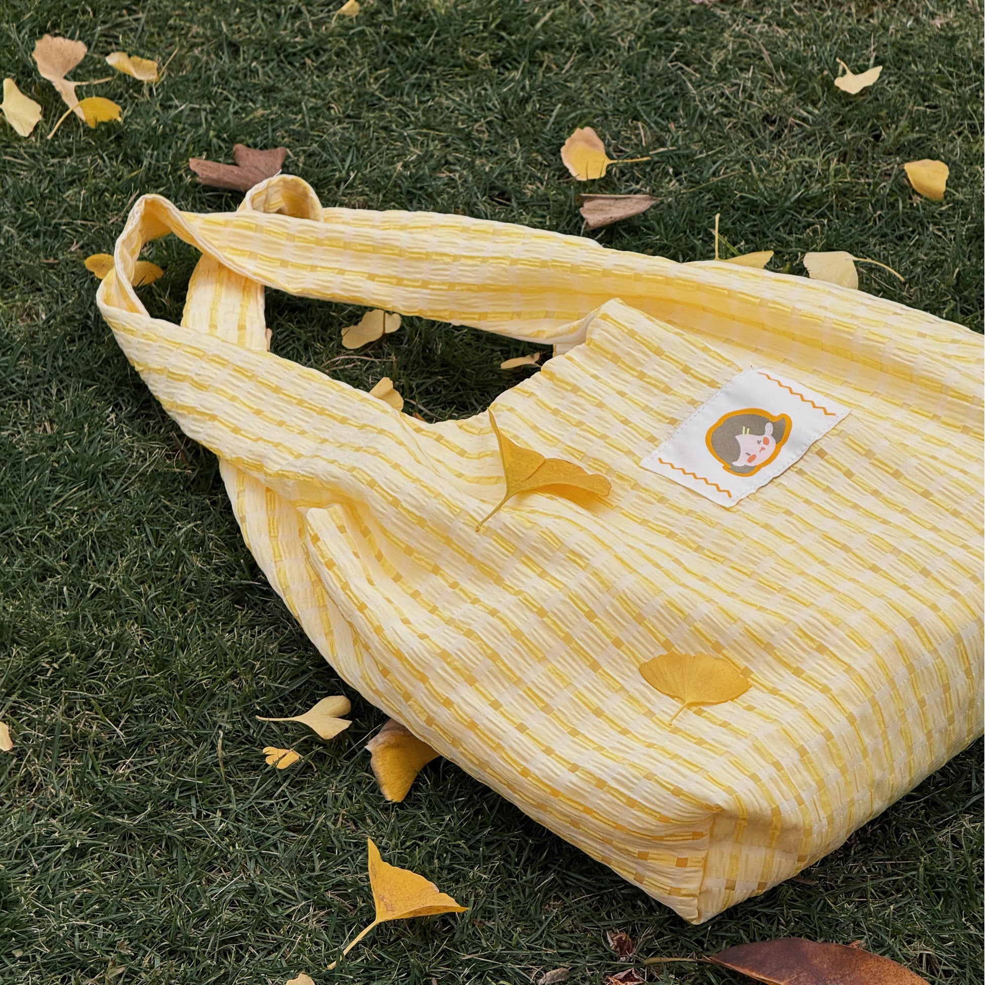 Soft pastel yellow symbolizes warmth, optimism, and creativity—traits that embody a kind, peaceful, and imaginative personality. That’s why we chose this radiant hue for the Little Hue designer canvas bag.